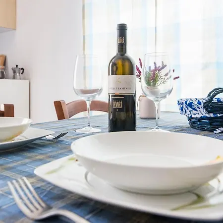 Linda Daire Gera Lario